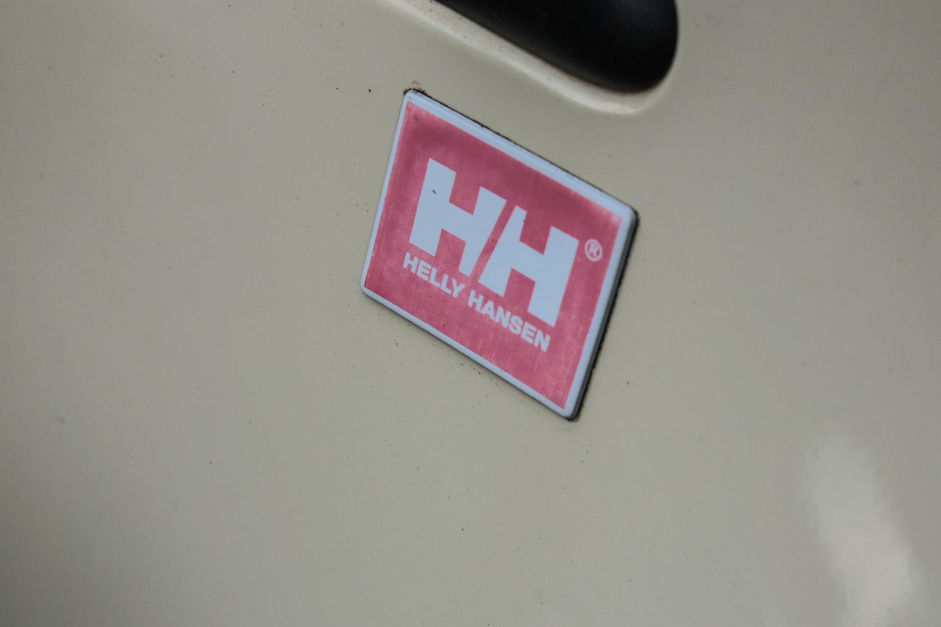 48497348-6.jpg